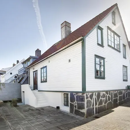 Central Studio Apartment *